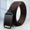 Dunkelbrauner Herrengürtel aus Flechtband mit schwarzer Automatikschließe, auf hellem Grund - Legierungsschnalle Nylon-Imitat Schwarz / 120cm Ohne LOGO / Kaffeebraun