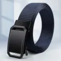 Dunkelblauer Flechtgürtel für Herren, schwarze Automatikschließe, gerollt mit sichtbarer Struktur - Unelastisch Schwarze Schließe / 120cm Ohne LOGO / Blau