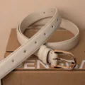 Schmaler elfenbeinfarbener Damengürtel aus Kunstleder mit goldener Dornschließe, Nähten und Löchern - Einheitsgröße / Gebrochenes Weiß