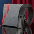 Schwarzer Herrengürtel aus Leder mit genarbter Oberfläche und dunkelgrauer geometrischer Automatikschließe - 110cm / Schwarz (Mit Geschenkbox)