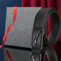 Herren-Gürtel aus schwarzem genarbtem Leder mit Automatikschließe und erhabenem Leopardenmotiv - Schwarze Schnalle (PD-PU-WYK-HJ-022 Lychee-Muster) / 110 cm Mit Geschenkbox / Schwarz
