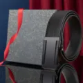 Schwarzer Herrengürtel aus genarbtem Leder mit schwarzer Automatikschließe im griechischen Mäanderstil - Schwarz (Mit Geschenkbox) / 110cm