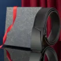 Herren-Ledergürtel in Schwarz mit genarbter Oberfläche, matter Metallschnalle und Geschenkbox - Schwarze automatische Schnalle (mit Geschenkbox) / 110cm / Schwarz