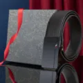 Schwarzer Herrengürtel mit strukturierter Lederoptik, dunkler Schließe und blau-weiß-roten Streifen - 110cm (Geschenkbox-Set) / Schwarz