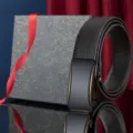 Schwarzer Ledergürtel mit Automatikschließe, feiner Goldkante und dekorativer Geschenkbox - Goldener Automatikgürtel (Mit Geschenkbox) / 110cm