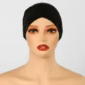 Bandeau noir extensible en coton, à devant croisé, présenté de face sur une tête de mannequin - 28*43cm / Noir