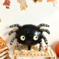 Ballon araignée noir métallisé, avec motif toile et pattes rayées colorées, décor d’Halloween - Araignée
