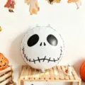 Ballon rond en aluminium blanc, visage de crâne noir cousu et deux trous de suspension pour Halloween - Crâne 18 Pouces