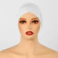 Bonnet sous-hijab blanc en maille extensible, au design croisé, présenté sur un mannequin - 28*43cm / Blanc