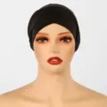 Bonnet de sous-couche noir en coton extensible, à devant croisé, présenté sur un mannequin - 28*43cm / Brun Foncé
