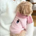Perro pequeño con jersey rosa de punto, bordado de oso en el pecho y una bufanda gruesa a juego - XS / Rosa