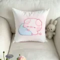 Detailansicht eines schlafenden Comic-Schweins auf einem blauen Kissen vor rosa Punktmuster - Nur Kissenbezug (Ohne Kern) / 35x35cm / Liegendes Schwein (Blaues Kissen)