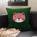 Grünes Samtkissen mit rosa Katzengesicht, auf schwarzem Sofa neben einer beigen Decke - 35x35cm (Nur Bezug) / Grüne Katze (SBZA297901)