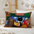 Cojín vintage con colorida ilustración de gatos leyendo, mostrado de frente sobre una cama - DBBY04 (Gato Leyendo)