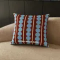 Coussin sur un canapé, avec rangées de pois bleus, rayures crème et texte « RETRO POLKA DOTS » - 35x35cm / Housse de Coussin Uniquement / Pois Rouge-Brun Foncé (SBZA321401)