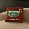 Coussin carré brun rouille, à pois rayés verts et inscription rétro, posé sur un canapé beige - 35x35cm / Housse de Coussin Uniquement / Rouge-Brun avec Pois Verts et Rayures (SBZA321403)
