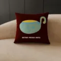 Bordeauxrotes quadratisches Kissen auf beigem Sofa, mit blau-gelbem Muster und Retro-Aufdruck - 35x35cm (Kissenhülle) / Abstrakte Geometrische Flickarbeit (SBZA327102)