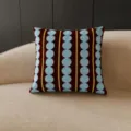 Quadratisches Kissen mit hellblauen Kreismustern und gelben Akzenten auf einem beigen Sofa - 35x35cm (Kissenhülle) / Retro Rot Punktemuster (SBZA327103)
