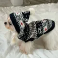 Perro pequeño con sudadera de punto azul marino, capucha, motivos nórdicos y pompón blanco - XS (Espalda 20cm) / Tops / Negro