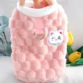 Dettaglio del pile rosa a rilievo, bordo bianco, anello per guinzaglio e toppa con gatto ricamato. - XS / Gatto Rosa