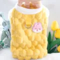 Dettaglio di gilet giallo in peluche, colletto bianco, toppa coniglietto rosa e anello metallico - XS / Coniglio Giallo
