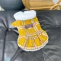 Vista en plano de un abrigo para mascota a cuadros amarillos, con borde blanco suave y aro en D - XS / Falda de Algodón Amarilla