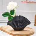 Vase en céramique noire en forme d’éventail, à relief nervuré, avec une rose blanche artificielle - Ensemble de 1 Rose et 1 Vase / Blanc