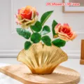 Deux roses artificielles rose-orangé avec feuilles vertes dans un vase doré à relief éventail - Ensemble de 2 Roses et 1 Vase / Orange
