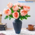 Pivoines artificielles rose pêche avec feuillage vert, disposées dans un vase en céramique bleu foncé texturé - Ensemble 10 Pcs Pivoine Pot Haut / Orange