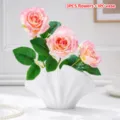 Trois roses artificielles roses et leurs feuilles vertes dans un vase coquillage blanc mat en céramique - Ensemble de 3 Roses et 1 Vase / Rose