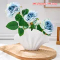 Trois roses artificielles bleues et feuillage vert dans un vase blanc en forme de coquillage - Ensemble de 3 Roses et 1 Vase / Bleu