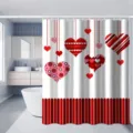 Duschvorhang mit roten und rosa Herzen sowie rotem Streifensaum, neben einer Badewanne - Einzelner Duschvorhang (90x180cm) / Rotes Herz Vertikale Streifen (YL-001)