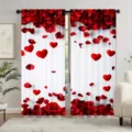 Cortinas rojas y blancas de dos paneles, con estampado de pétalos de rosa y corazones, en una ventana - 55x150cm (Par) / CL-004