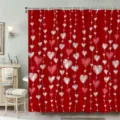 Roter Duschvorhang mit gezeichneten weißen und rosa Herzen, im hellen Badezimmer präsentiert - Einzelner Duschvorhang (90x180cm) / Handgezeichnete Rote Herzschnüre (YL-002)