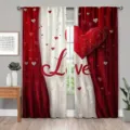Cortinas rojas y blancas con corazones, anillas superiores y la palabra «Love», en una estancia - 55x150cm (Par) / CL-002