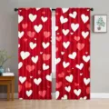 Cortina roja de dos paneles con corazones blancos y rosa claro, colgada ante una ventana - 55x150cm (Par) / CL-003