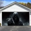 Bannière de porte de garage d’Halloween avec un squelette sinistre en manteau noir à capuche - Squelette de la Faucheuse (CK-004) / 400x180cm