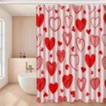 Valentins-Duschvorhang mit verstreuten roten Herzmotiven, neben einer weißen Badewanne gezeigt - Handgezeichnetes Rosa Herz (YL-005)