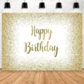 Geburtstagskulisse in Weiß mit goldenen Glitzerakzenten und zentralem Schriftzug „Happy Birthday“ - Stil SBJ-005