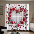 Cortinas blancas con rosas rojas en forma de corazón y enredaderas negras, junto a una ventana - CL-008