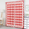 Cortinas de cuadros rojos y blancos con encaje de corazones, mostradas como un juego de dos paneles - Estilo de Patrón CL-009