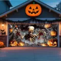 Bannière d’Halloween pour garage avec squelette, citrouilles lumineuses et toiles d’araignée - Squelette Brise le Mur (CK-011)