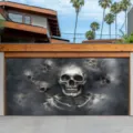 Décoration de garage pour Halloween, avec un grand crâne et de petits crânes sur fond gris fumé - Groupe de Squelettes (CK-013)