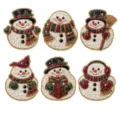 Zes fonkelende sneeuwpopbroches met kleurrijke sjaals, hoeden, cadeaus en goudkleurige randen - Sneeuwpop Thema / 6-Delige Set