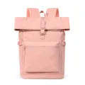 Zaino rosa con chiusura roll-top, ampia tasca frontale e cinturini con fibbia, visto frontalmente - sotto i 20L / Rosa