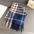 Écharpe à carreaux posée à plat, bleu marine, marron, crème et bleu-gris, avec longues franges - Bleu Marine (WT343-5)