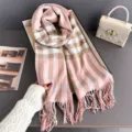 Écharpe à carreaux roses à franges présentée dans une boîte cadeau près d’un sac à main beige - Rose (WT343-6)