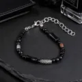 Dettaglio di perline nere, elementi a bambù, distanziatori argentati e chiusura regolabile - Bracciale a Segmenti di Bambù con Perla Dzi (S0085)