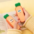 Oranger USB-Handwärmer in Karottenform mit grüner Blattkrone und niedlichem Gesicht - Orange