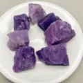 Lepidolite lilla grezzo / Confezione da 100g (3-5cm)